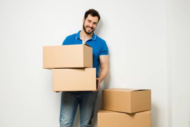 onun kollarında bir karton kutu ile genç adam