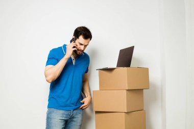 onun kollarında bir karton kutu ile genç adam