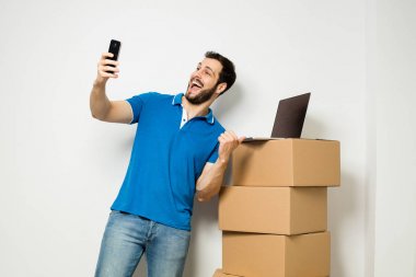 onun kollarında bir karton kutu ile genç adam