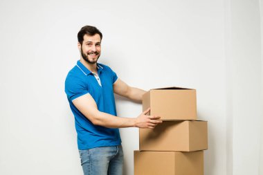 onun kollarında bir karton kutu ile genç adam