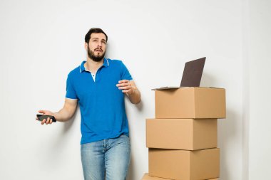 onun kollarında bir karton kutu ile genç adam