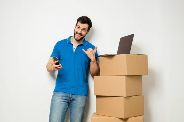 onun kollarında bir karton kutu ile genç adam