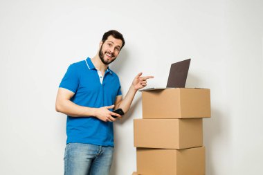 onun kollarında bir karton kutu ile genç adam