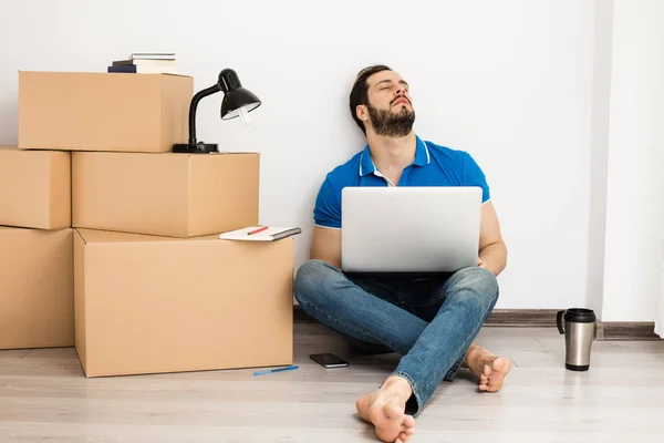 Mann liegt mit Packkisten auf dem Boden — Stockfoto