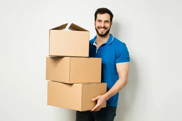 Красивый парень с тремя картонными коробками — стоковое фото