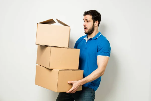 Young man with a cardboard box in his arms — Stock Photo, Image