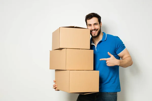 Giovane uomo con una scatola di cartone tra le braccia — Foto Stock