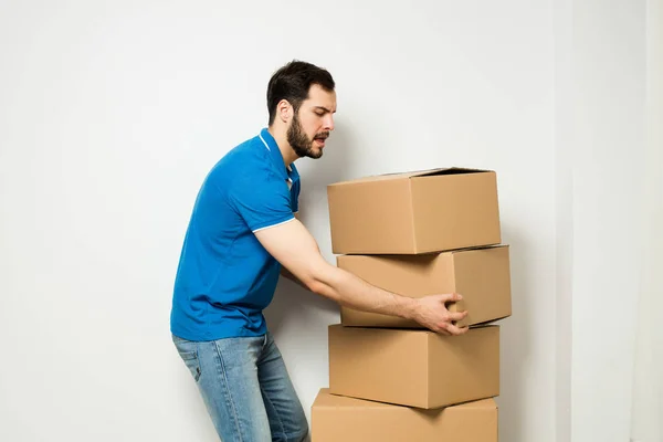 Young man with a cardboard box in his arms — Stock Photo, Image