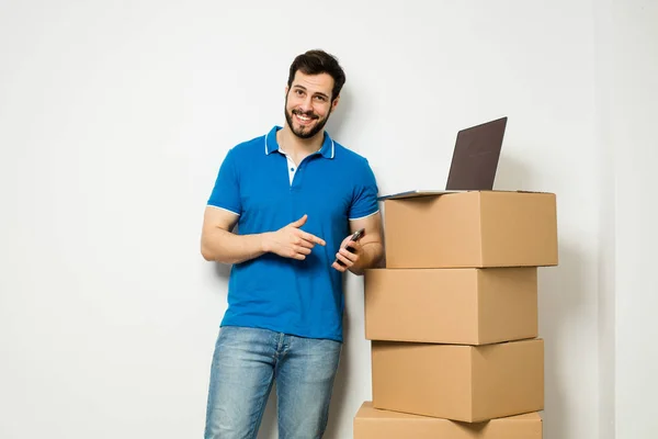 Young man with a cardboard box in his arms — Stock Photo, Image