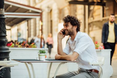 zarif yakışıklı ar Teras dışında oturan