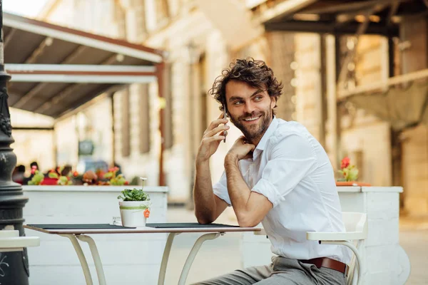 Snygg elegant man sitter utanför ar terrass — Stockfoto