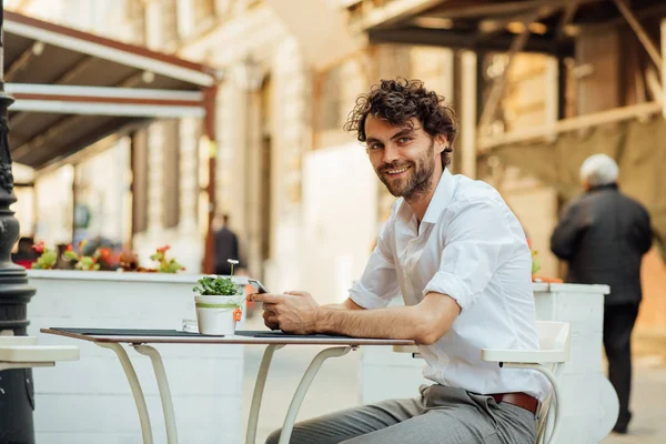 Snygg elegant man sitter utanför ar terrass — Stockfoto