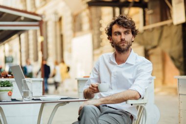 zarif yakışıklı ar Teras dışında oturan