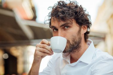 zarif yakışıklı ar Teras dışında oturan