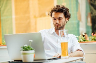 bira içme ar Teras dışında oturan yakışıklı zarif adam