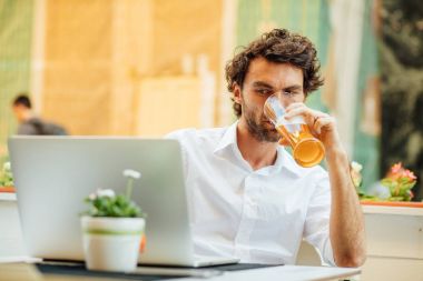 bira içme ar Teras dışında oturan yakışıklı zarif adam