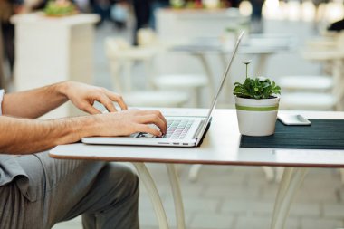 el laptop yazarak bir adamın yakın çekim