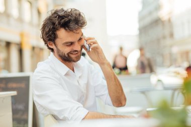 zarif yakışıklı ar Teras dışında oturan