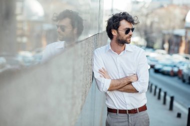 gri bir duvara dışında zarif yakışıklı stanting