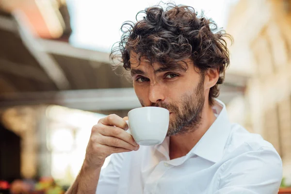 Guapo elegante hombre sentado fuera ar terraza — Foto de Stock