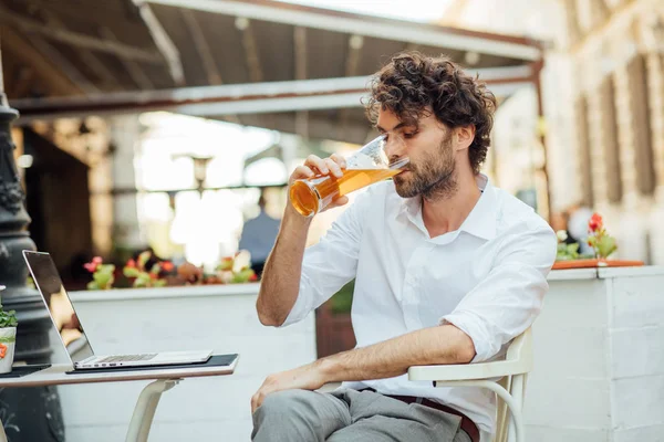 Bel homme élégant assis à l'extérieur terrasse ar boire de la bière — Photo