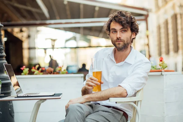 Bel homme élégant assis à l'extérieur terrasse ar boire de la bière — Photo