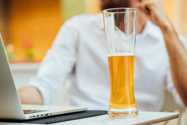Närbild på glas öl på bordet utanför — Stockfoto