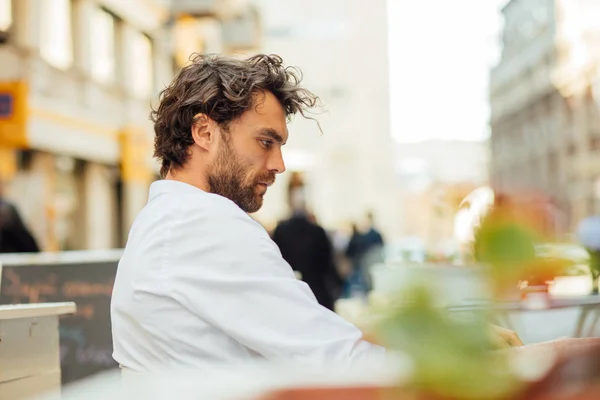 Snygg elegant man sitter utanför ar terrass — Stockfoto