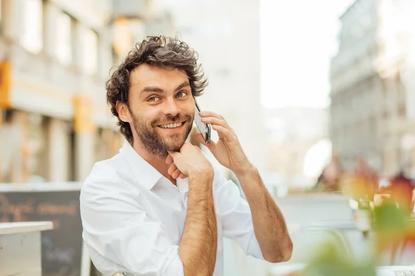 Bello uomo elegante seduto fuori ar terrazza — Foto Stock