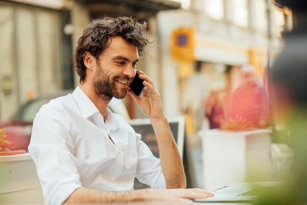 Snygg elegant man sitter utanför ar terrass — Stockfoto