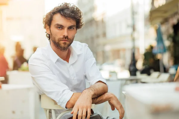 Guapo elegante hombre sentado fuera ar terraza — Foto de Stock