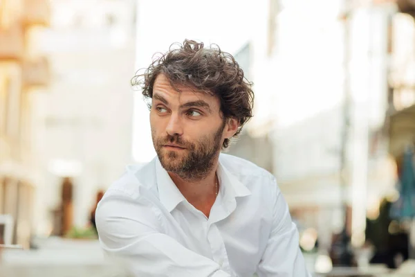 Guapo elegante hombre sentado fuera ar terraza — Foto de Stock