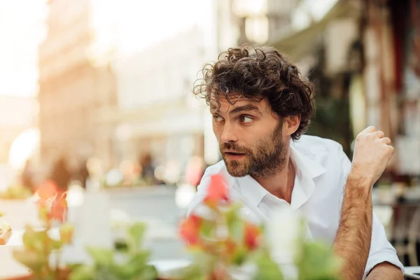 Guapo elegante hombre sentado fuera ar terraza — Foto de Stock