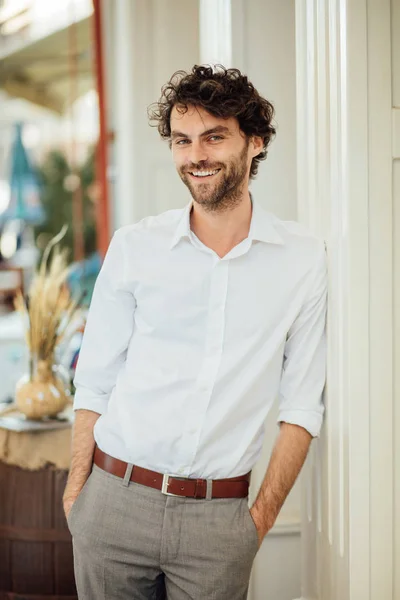 Knappe man van de elegante stanting buiten op terras — Stockfoto