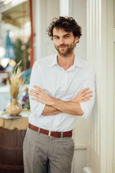 Schöner eleganter Mann, der draußen auf der Terrasse steht — Stockfoto