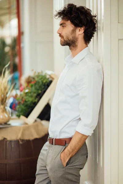 Bonito elegante homem stanting fora no terraço — Fotografia de Stock