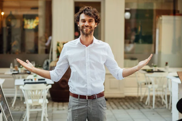 Przystojny mężczyzna stojący na zewnątrz przed jego restauracji — Zdjęcie stockowe