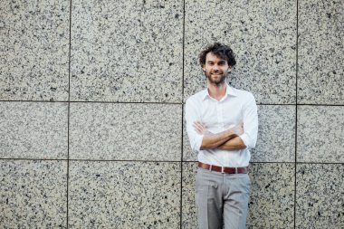 gri bir duvara dışında zarif yakışıklı stanting