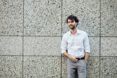 gri bir duvara dışında zarif yakışıklı stanting