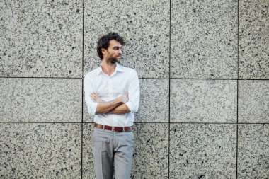 gri bir duvara dışında zarif yakışıklı stanting