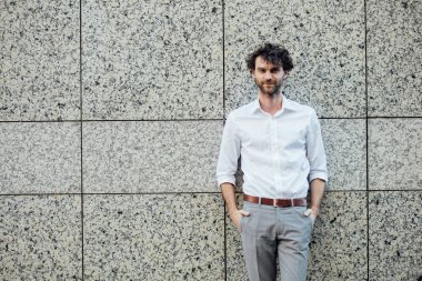 gri bir duvara dışında zarif yakışıklı stanting