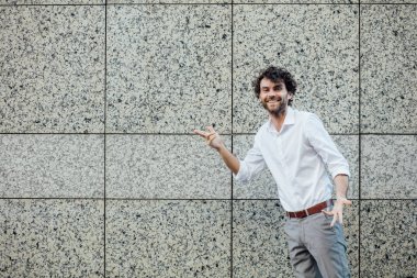 gri bir duvara dışında zarif yakışıklı stanting