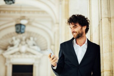 zarif yakışıklı bir ol bir sütun karşı ayakta dışında