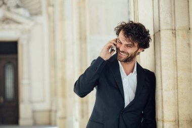 zarif yakışıklı bir ol bir sütun karşı ayakta dışında