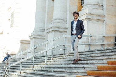 zarif yakışıklı bir bina merdiven azalan