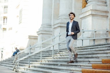 zarif yakışıklı bir bina merdiven azalan