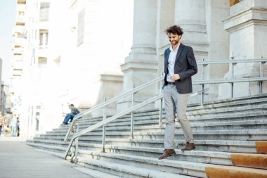 zarif yakışıklı bir bina merdiven azalan