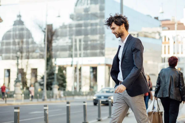 Bonito elegante homem andando na rua — Fotografia de Stock