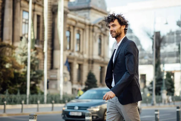 Knappe elegante man lopen op straat — Stockfoto