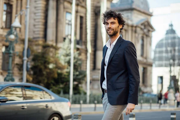 Bonito elegante homem andando na rua — Fotografia de Stock